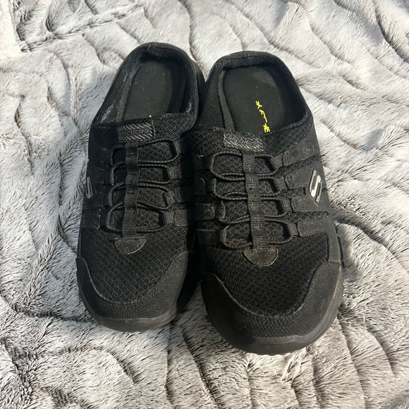 sketchers black tennis shoes